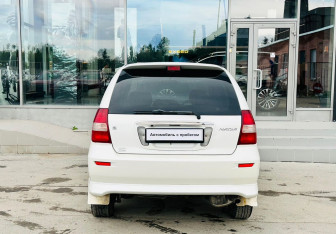 Подержанный автомобиль Toyota Nadia 2001 года (6 фото)