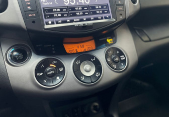 Подержанный автомобиль Toyota RAV4 2008 года (16 фото)