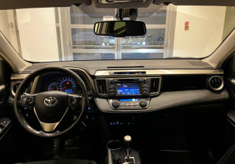 Подержанный автомобиль Toyota RAV4 2015 года (9 фото)