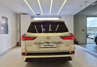 Подержанный автомобиль Lexus LX 2017 года (6 фото)