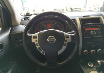 Подержанный автомобиль Nissan X-Trail 2010 года (9 фото)