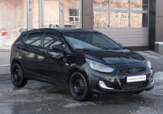 Подержанный автомобиль Hyundai Solaris Hatchback 2011 года (3 фото)