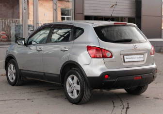 Подержанный автомобиль Nissan Qashqai 2007 года (7 фото)