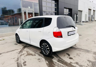 Подержанный автомобиль Honda Fit 2006 года (7 фото)