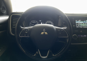 Подержанный автомобиль Mitsubishi Outlander 2017 года (11 фото)