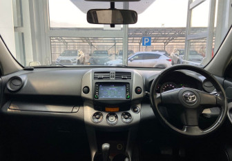 Подержанный автомобиль Toyota RAV4 2006 года (12 фото)
