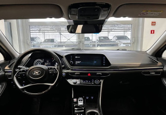 Подержанный автомобиль Hyundai Sonata 2021 года (10 фото)