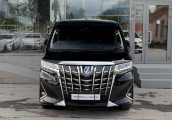 Подержанный автомобиль Toyota Alphard 2018 года (2 фото)