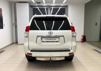 Подержанный автомобиль Toyota Land Cruiser Prado 2011 года (6 фото)