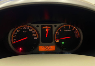 Подержанный автомобиль Nissan March Hatchback 2005 года (11 фото)