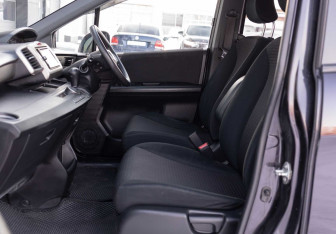 Подержанный автомобиль Honda Freed 2011 года (17 фото)