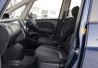 Подержанный автомобиль Mazda Biante 2009 года (18 фото)