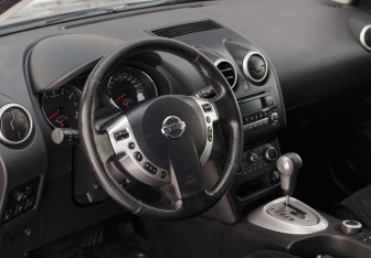 Подержанный автомобиль Nissan Qashqai 2012 года (11 фото)
