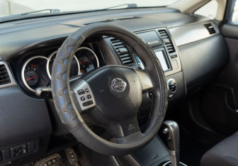 Подержанный автомобиль Nissan Tiida Hatchback 2008 года (11 фото)