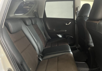 Подержанный автомобиль Honda Fit Shuttle 2012 года (13 фото)