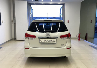 Подержанный автомобиль Toyota Wish Minivan 2011 года (5 фото)