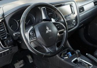 Подержанный автомобиль Mitsubishi Outlander 2013 года (11 фото)