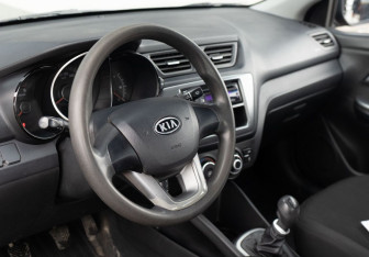 Подержанный автомобиль Kia Rio Sedan 2012 года (11 фото)