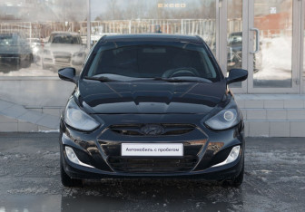 Подержанный автомобиль Hyundai Solaris Hatchback 2011 года (2 фото)