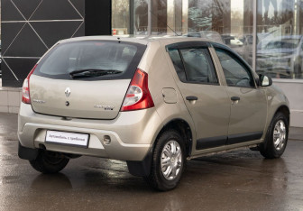 Подержанный автомобиль Renault Sandero 2011 года (5 фото)