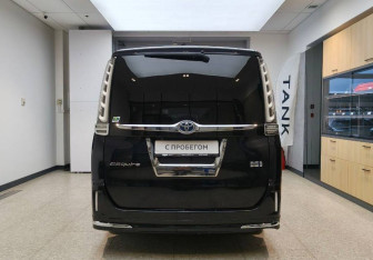 Подержанный автомобиль Toyota Esquire 2016 года (6 фото)