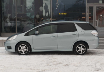 Подержанный автомобиль Honda Fit Shuttle 2012 года (8 фото)