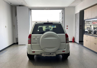 Подержанный автомобиль Suzuki Grand Vitara 2010 года (6 фото)