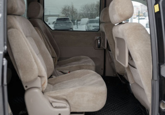 Подержанный автомобиль Kia Carnival 2004 года (17 фото)