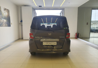 Подержанный автомобиль Honda Freed 2014 года (5 фото)