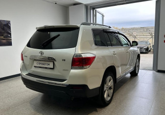 Подержанный автомобиль Toyota Highlander 2013 года (6 фото)