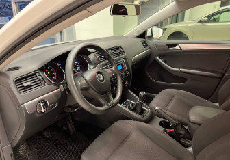 Подержанный автомобиль Volkswagen Jetta Sedan 2015 года (12 фото)