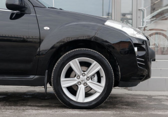 Подержанный автомобиль Peugeot 4007 2010 года (9 фото)