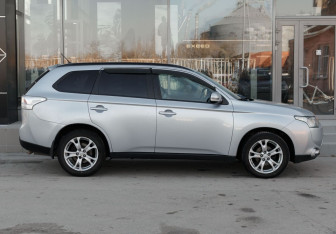 Подержанный автомобиль Mitsubishi Outlander 2012 года (4 фото)