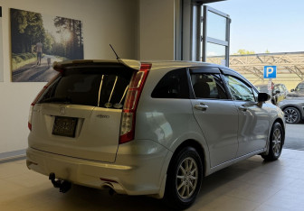 Подержанный автомобиль Honda Stream 2011 года (4 фото)
