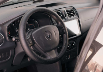 Подержанный автомобиль Renault Sandero 2016 года (11 фото)