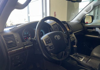 Подержанный автомобиль Toyota Land Cruiser Suv 2010 года (7 фото)