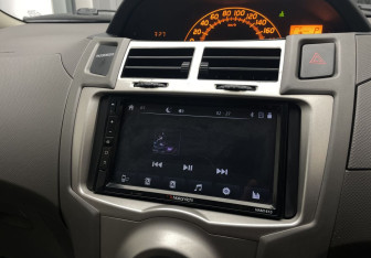 Подержанный автомобиль Toyota Vitz 2010 года (15 фото)