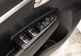 Подержанный автомобиль Kia Rio Sedan 2020 года (17 фото)