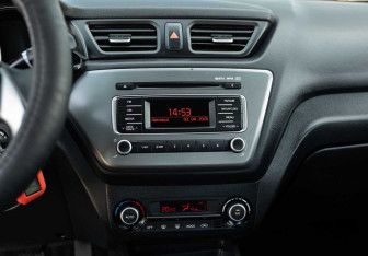 Подержанный автомобиль Kia Rio Sedan 2016 года (14 фото)