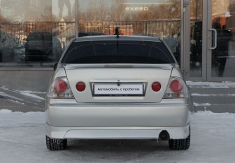 Подержанный автомобиль Toyota Altezza Sedan 2002 года (6 фото)