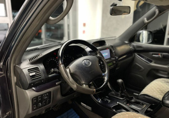 Подержанный автомобиль Toyota Land Cruiser Prado 2003 года (10 фото)