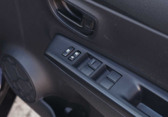 Подержанный автомобиль Toyota Vitz 2013 года (15 фото)