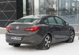 Подержанный автомобиль Opel Astra Sedan 2012 года (5 фото)