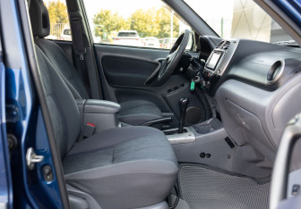 Подержанный автомобиль Toyota RAV4 2001 года (18 фото)