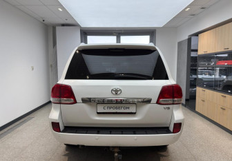 Подержанный автомобиль Toyota Land Cruiser Suv 2011 года (6 фото)