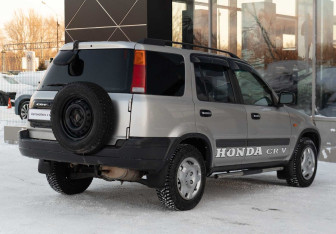 Подержанный автомобиль Honda CR-V 1997 года (5 фото)