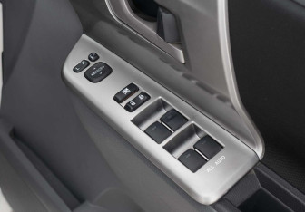 Подержанный автомобиль Toyota Voxy Minivan 2010 года (16 фото)