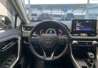 Подержанный автомобиль Toyota RAV4 2020 года (15 фото)