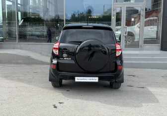 Подержанный автомобиль Toyota RAV4 2011 года (6 фото)