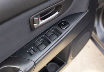 Подержанный автомобиль Mazda 3 Hatchback 2005 года (16 фото)